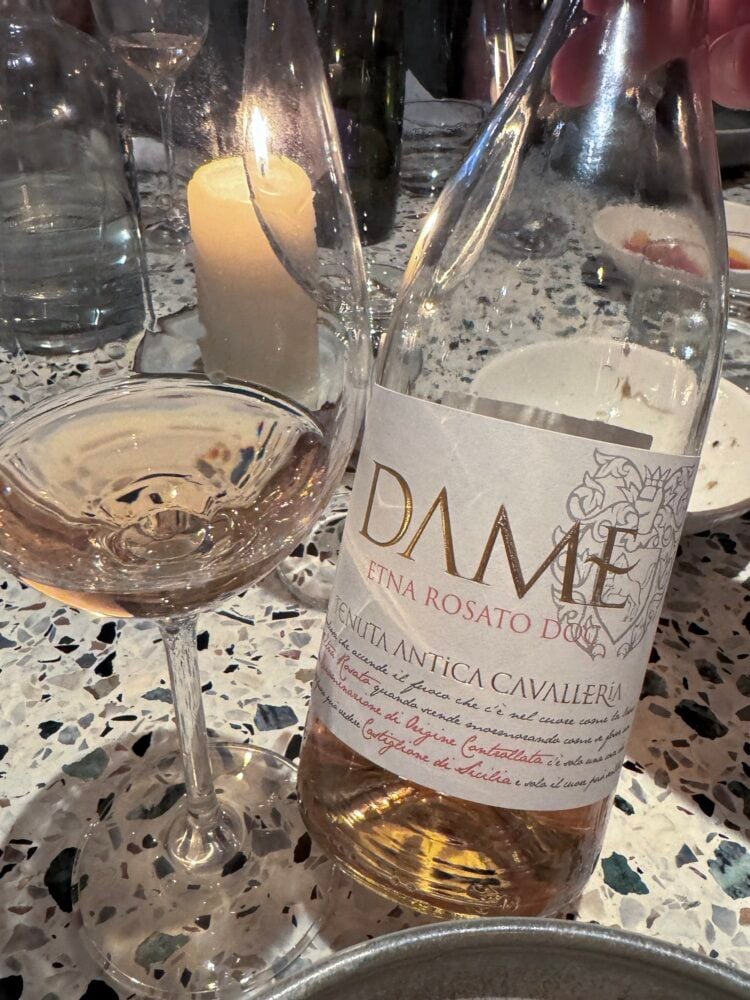 Fles Dame Etna Rosato van Tenuta Antica Cavalleria met een glas rosé en kaars