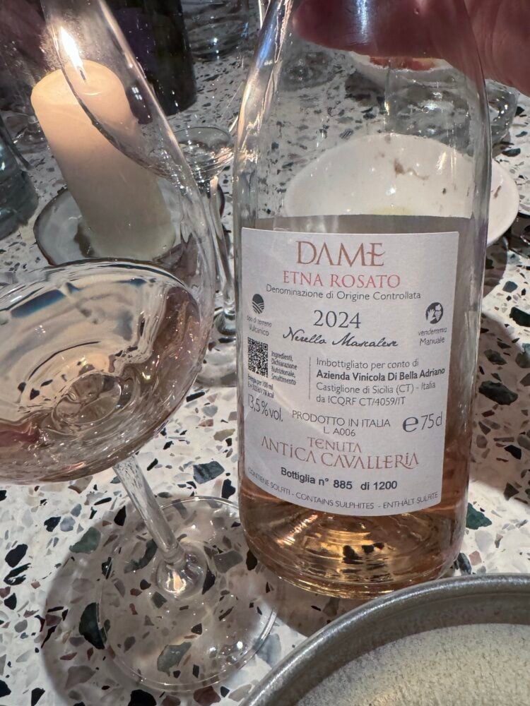 Achterkant-etiket van de Dame Etna Rosato 2024 met een glas rosé