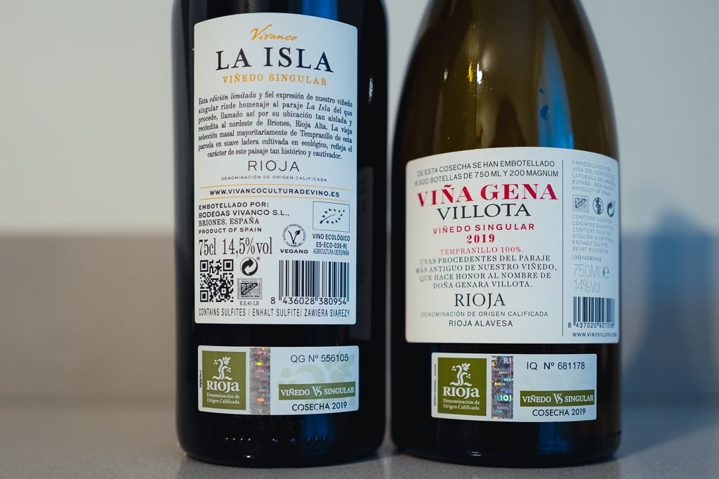 Achterlabels van Vivanco La Isla en Viña Gena Villota Viñedo Singular Rioja naast elkaar