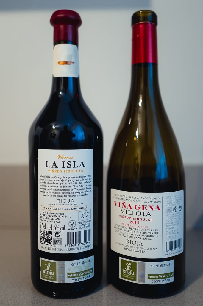 Achterlabels van twee Viñedo Singular Rioja's La Isla en Viña Gena Villota met genummerde zegels