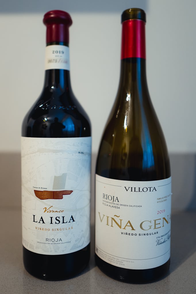 Twee flessen rode Rioja naast elkaar: Vivanco La Isla en Viña Gena Villota Viñedo Singular