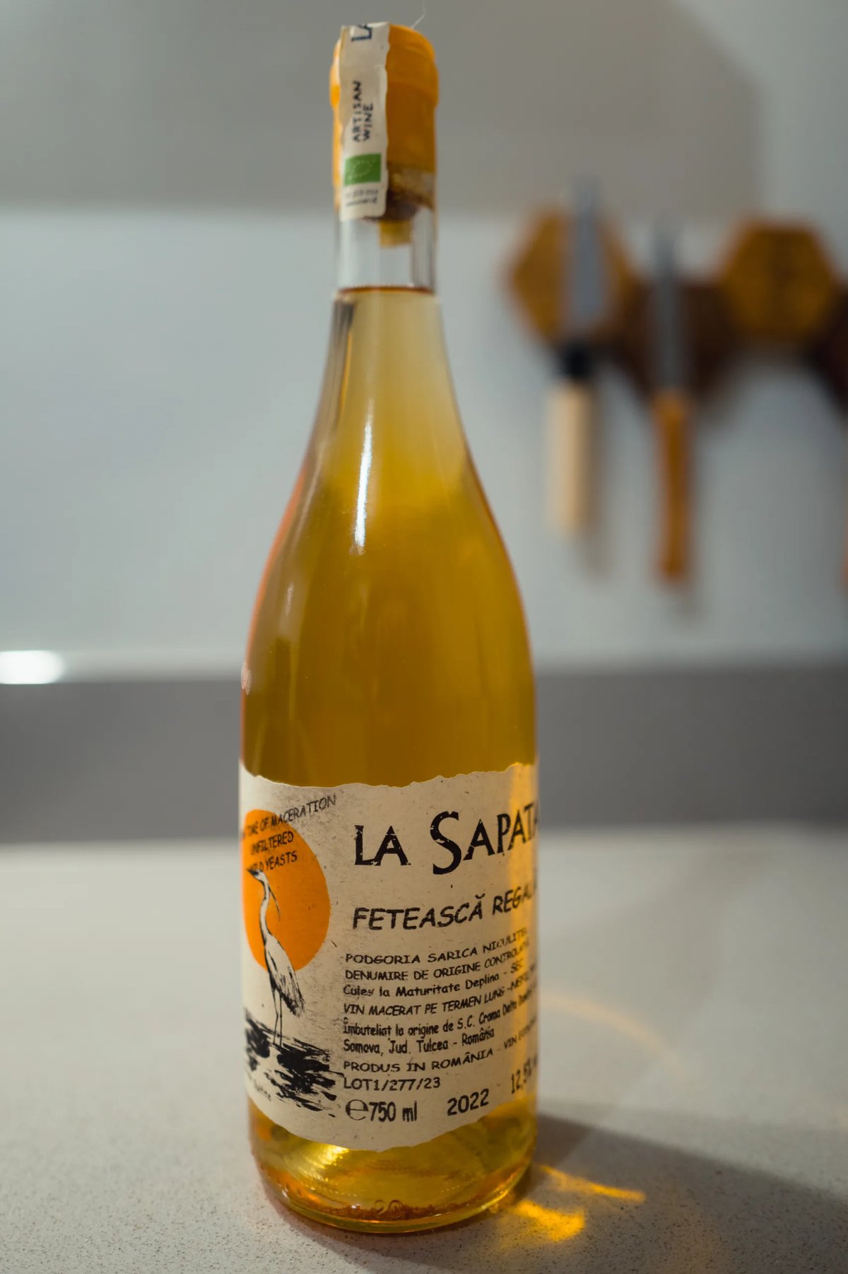 Fles La Sapata Feteasca Regala oranjewijn met amberkleurige inhoud en reigerlabel