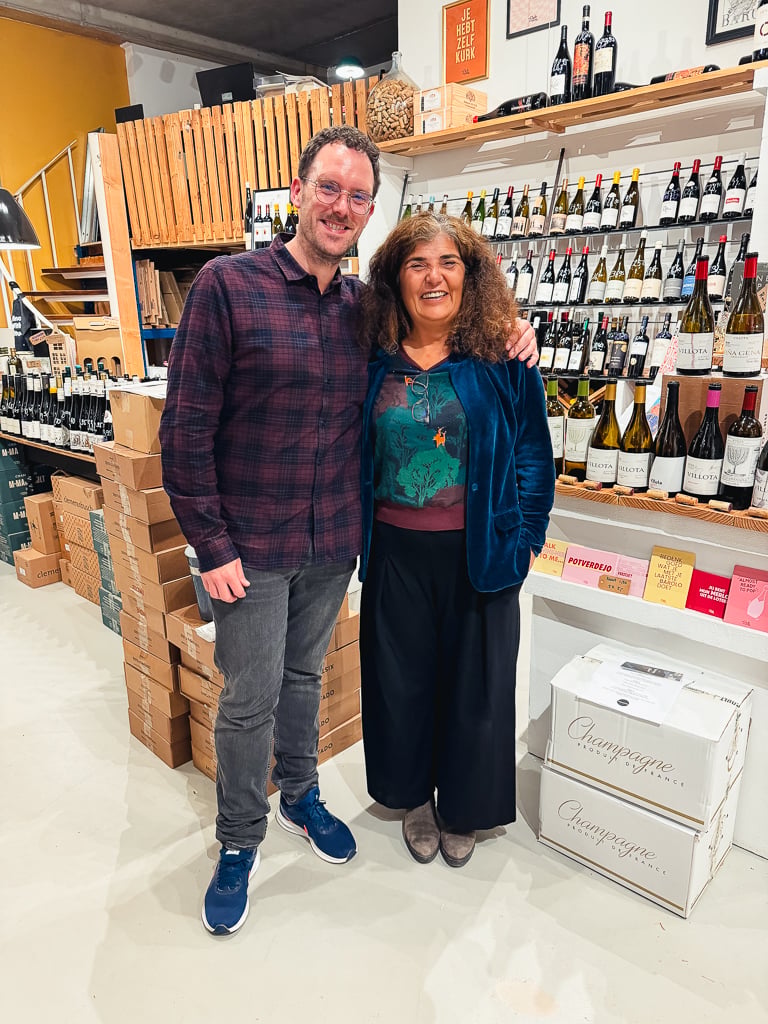 Jeroen Vonk met wijnmaker Carmen Pérez voor wijnrekken in wijnbar Vindict
