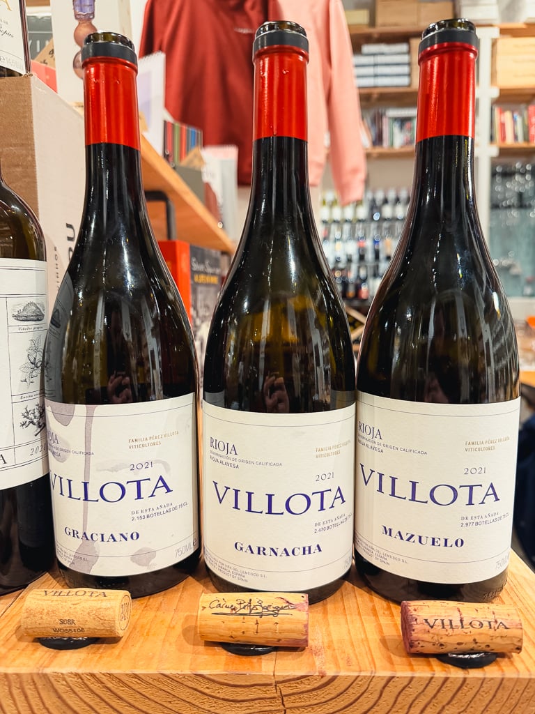 Drie flessen Villota rode wijn Graciano, Garnacha en Mazuelo met kurken ervoor