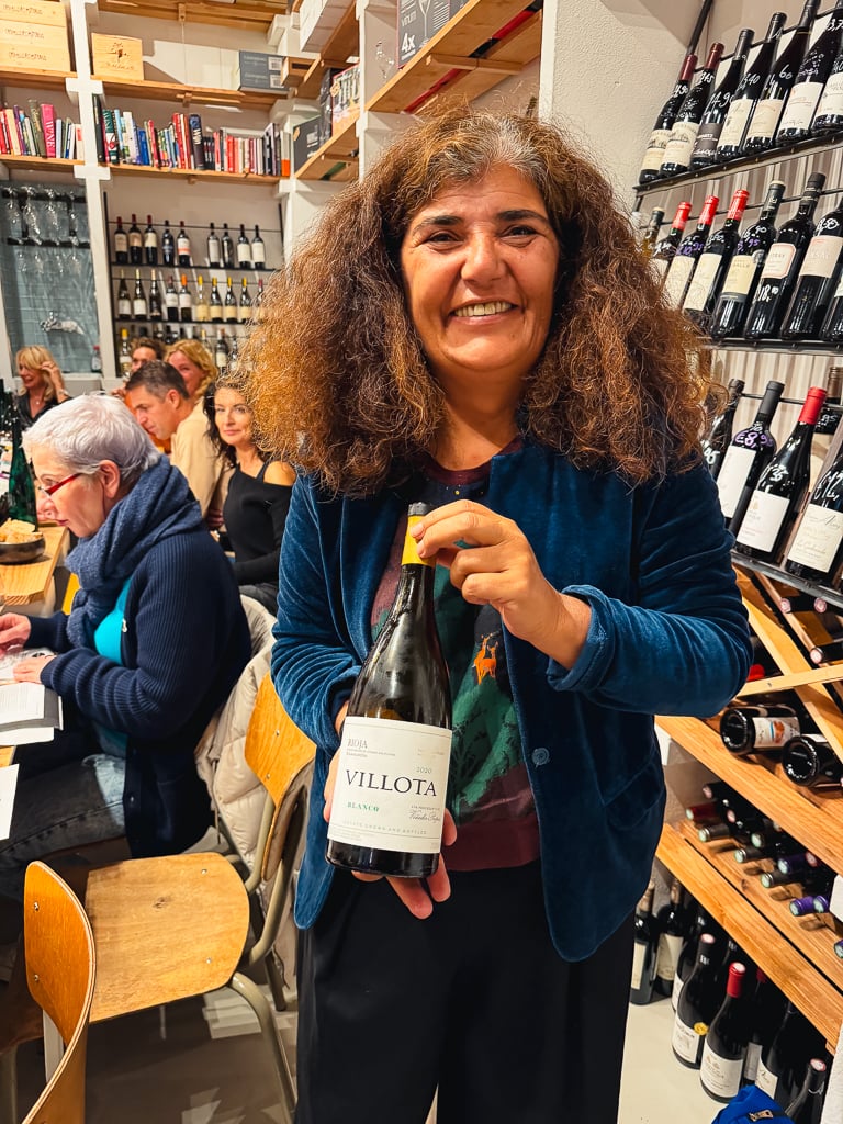 Carmen Pérez houdt lachend een fles Villota vast tijdens de masterclass