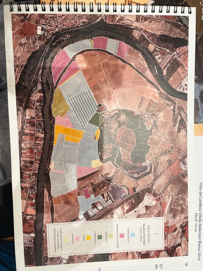 Luchtfoto-kaart van de Villota wijngaarden met percelen in verschillende kleuren