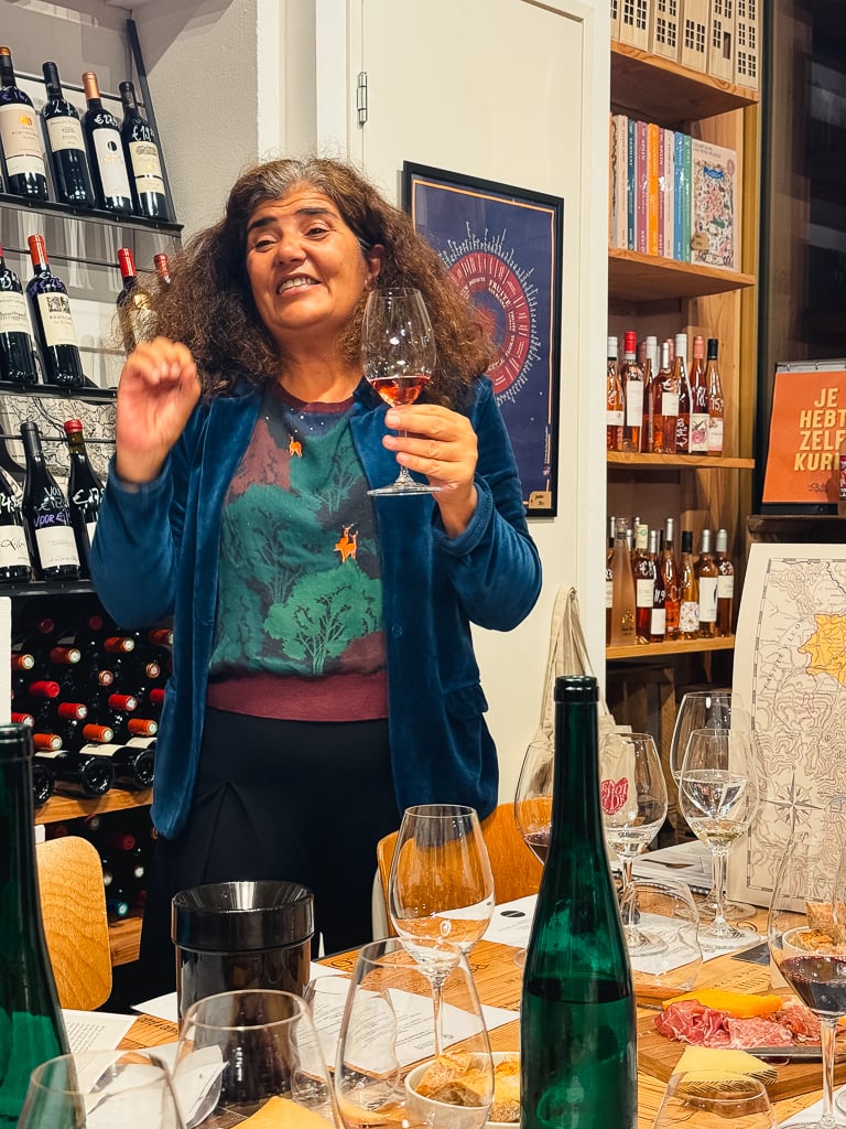 Carmen Pérez houdt een glas rosé omhoog en vertelt tijdens de masterclass