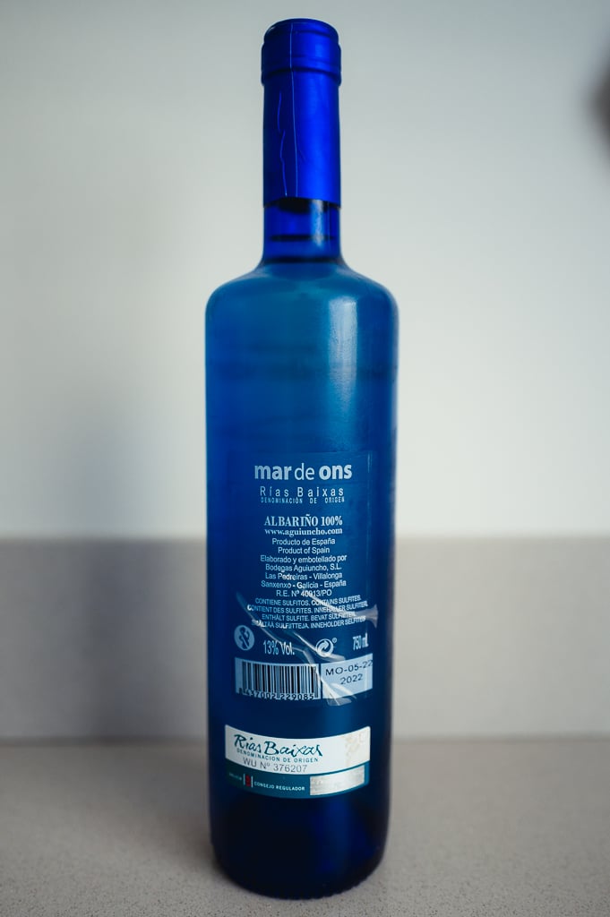 Achterkant van de blauwe fles Mar de Ons Albariño met Rías Baixas herkomstvermelding
