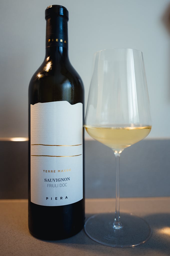 Fles Piera Sauvignon naast een glas lichtgele wijn op een aanrecht