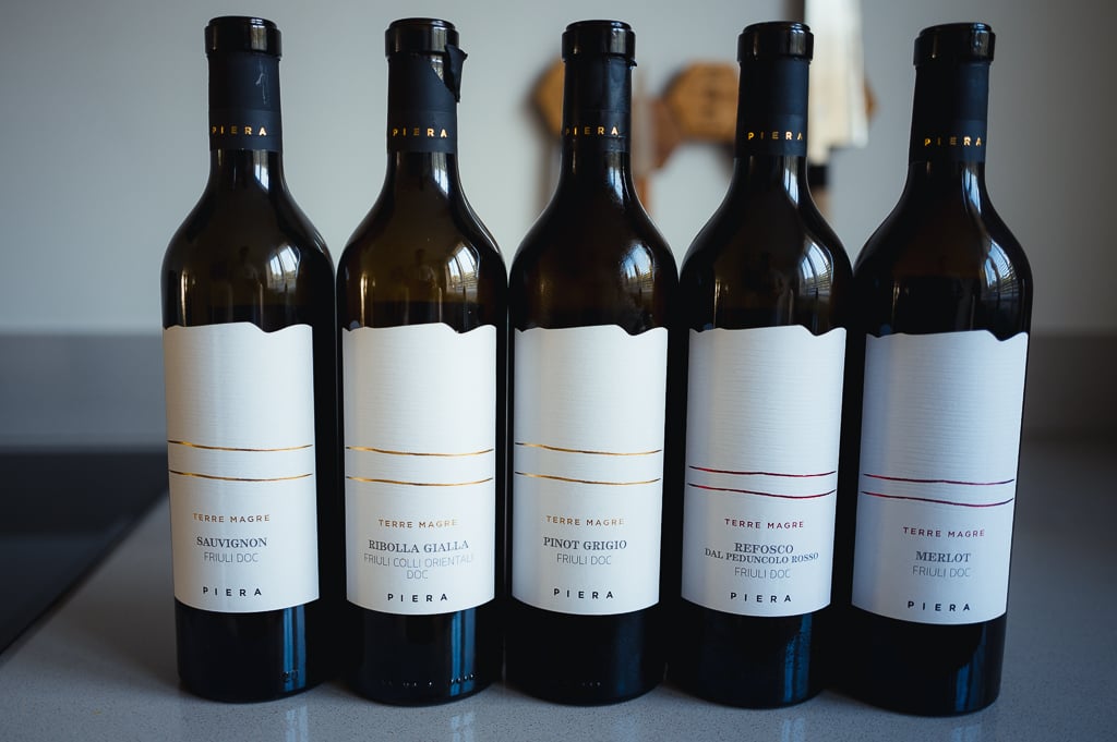 Vijf flessen Piera Terre Magre op een rij: Sauvignon, Ribolla Gialla, Pinot Grigio, Refosco en Merlot