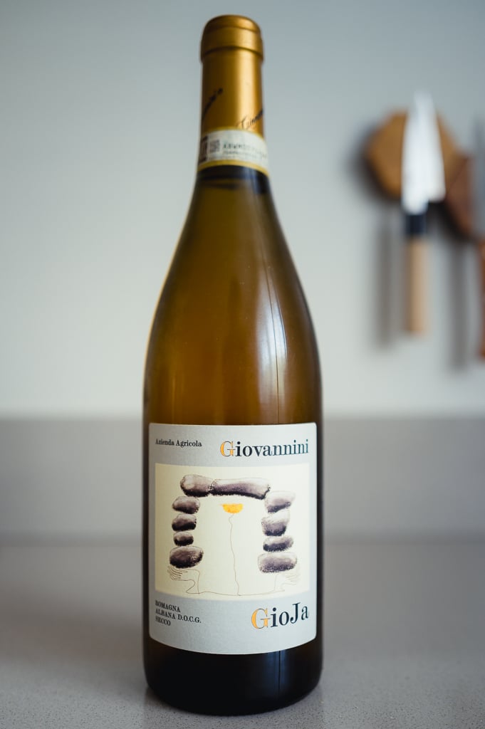 Fles Giovannini GioJa Albana DOCG met kunstig etiket op een aanrecht