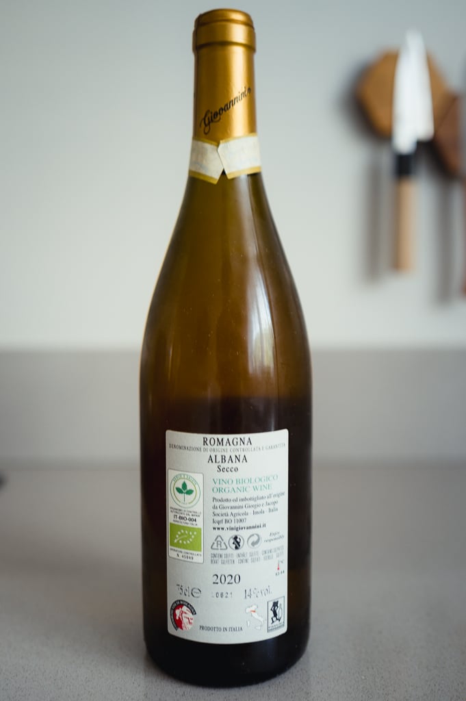 Achterkant van de Giovannini Albana DOCG fles met Romagna Albana Secco etiket