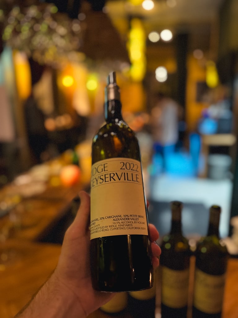Fles Ridge Monte Bello 2021 op een houten tafel naast een zoutkristallamp