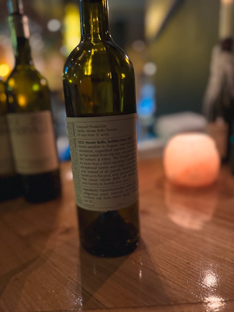 Close-up van het Ridge Geyserville 2022 etiket op een fles in een wijnbar