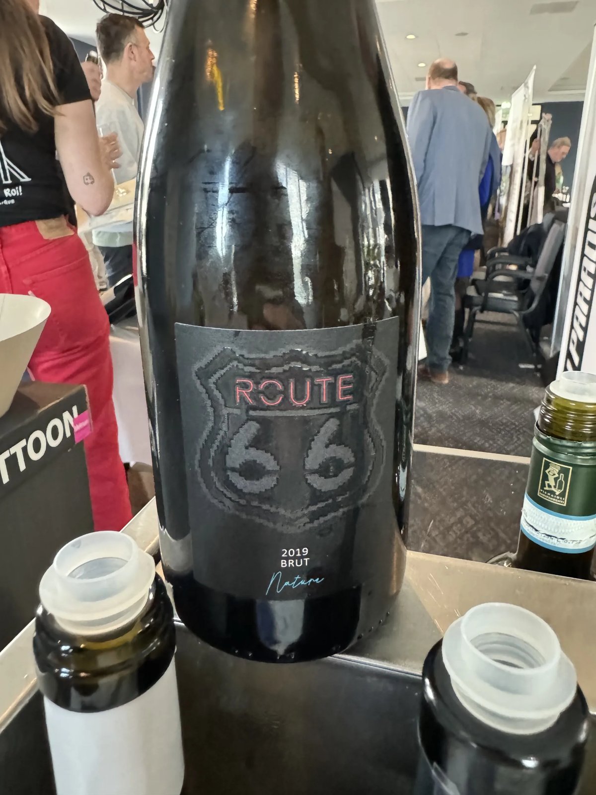 Fles Route 66 Brut Nature 2019 mousserende wijn op een proefstand