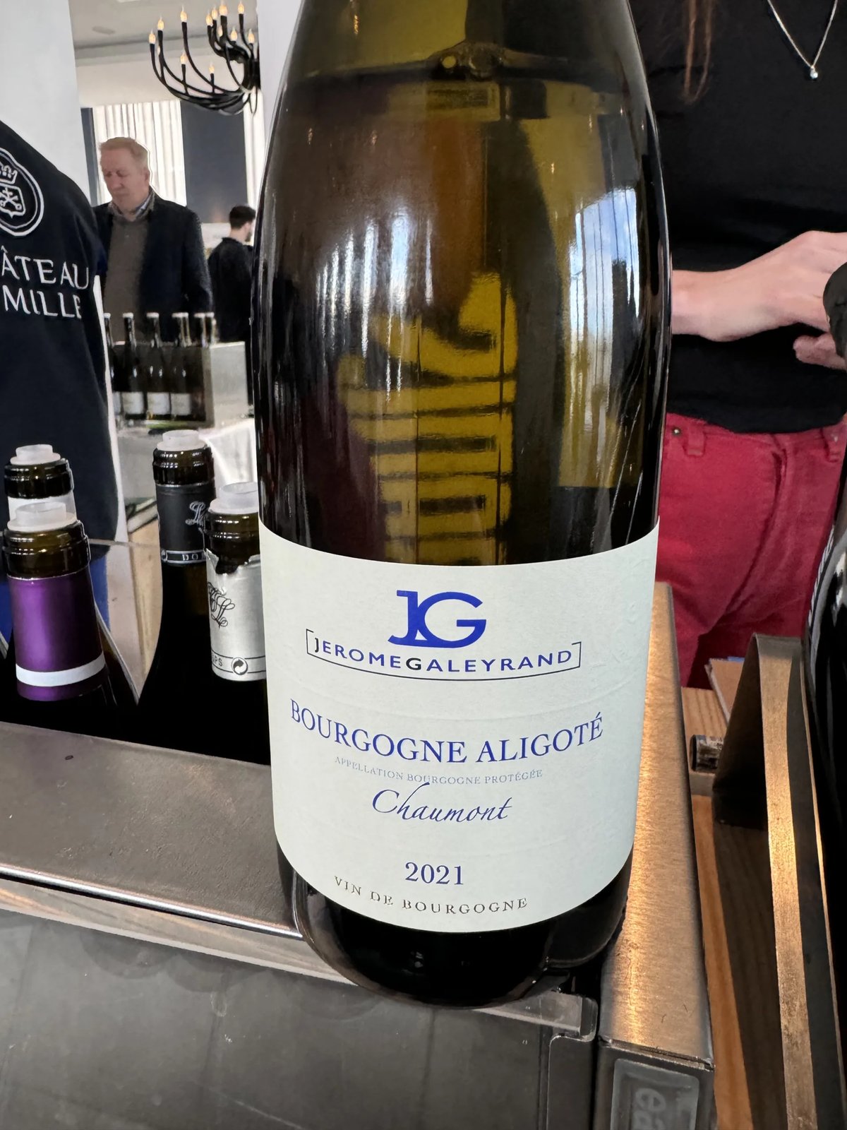 Fles Jérôme Galeyrand Bourgogne Aligoté Chaumont 2021 op een proefstand