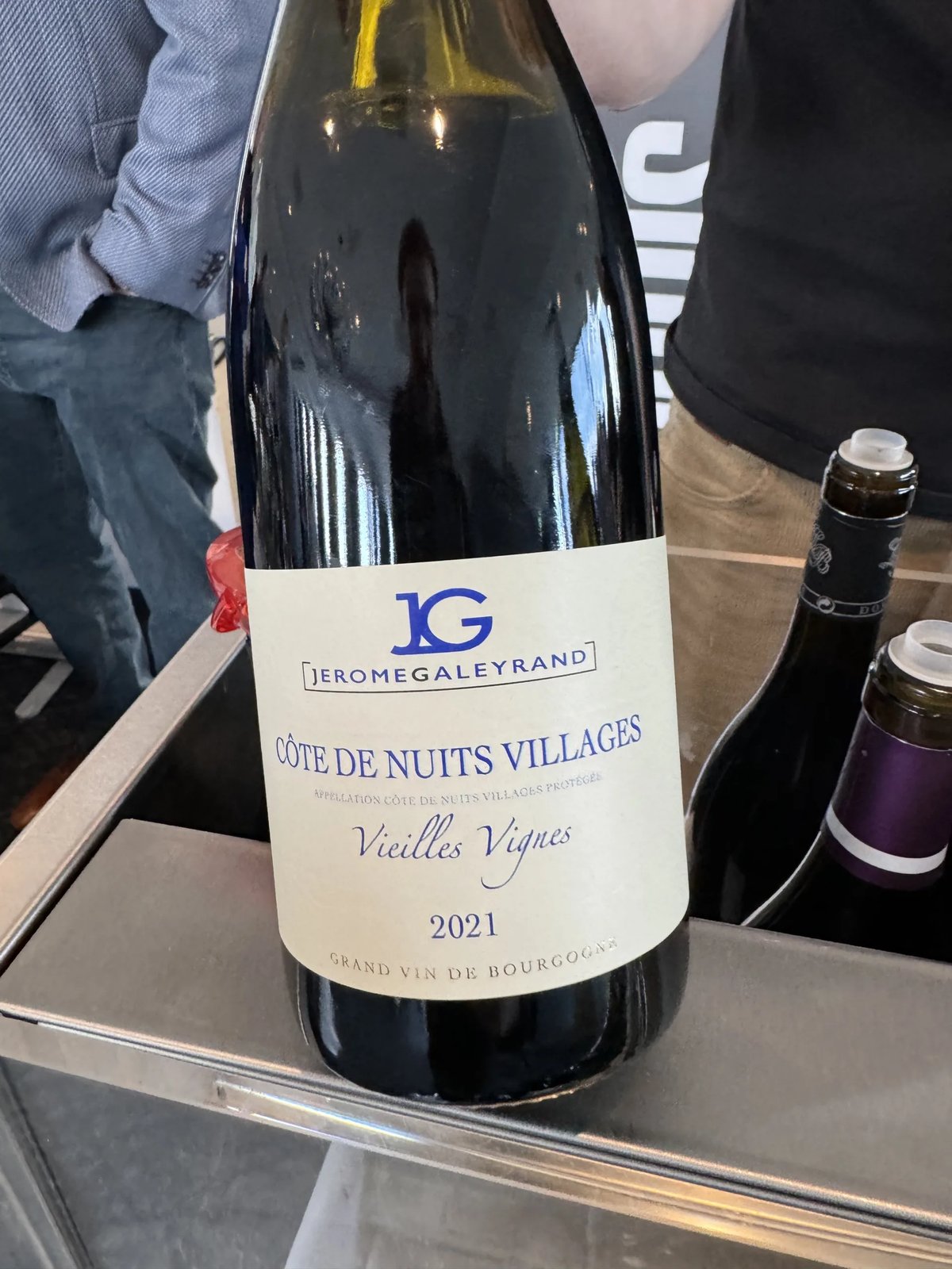 Fles Jérôme Galeyrand Côte de Nuits Villages rode wijn op een proeftafel