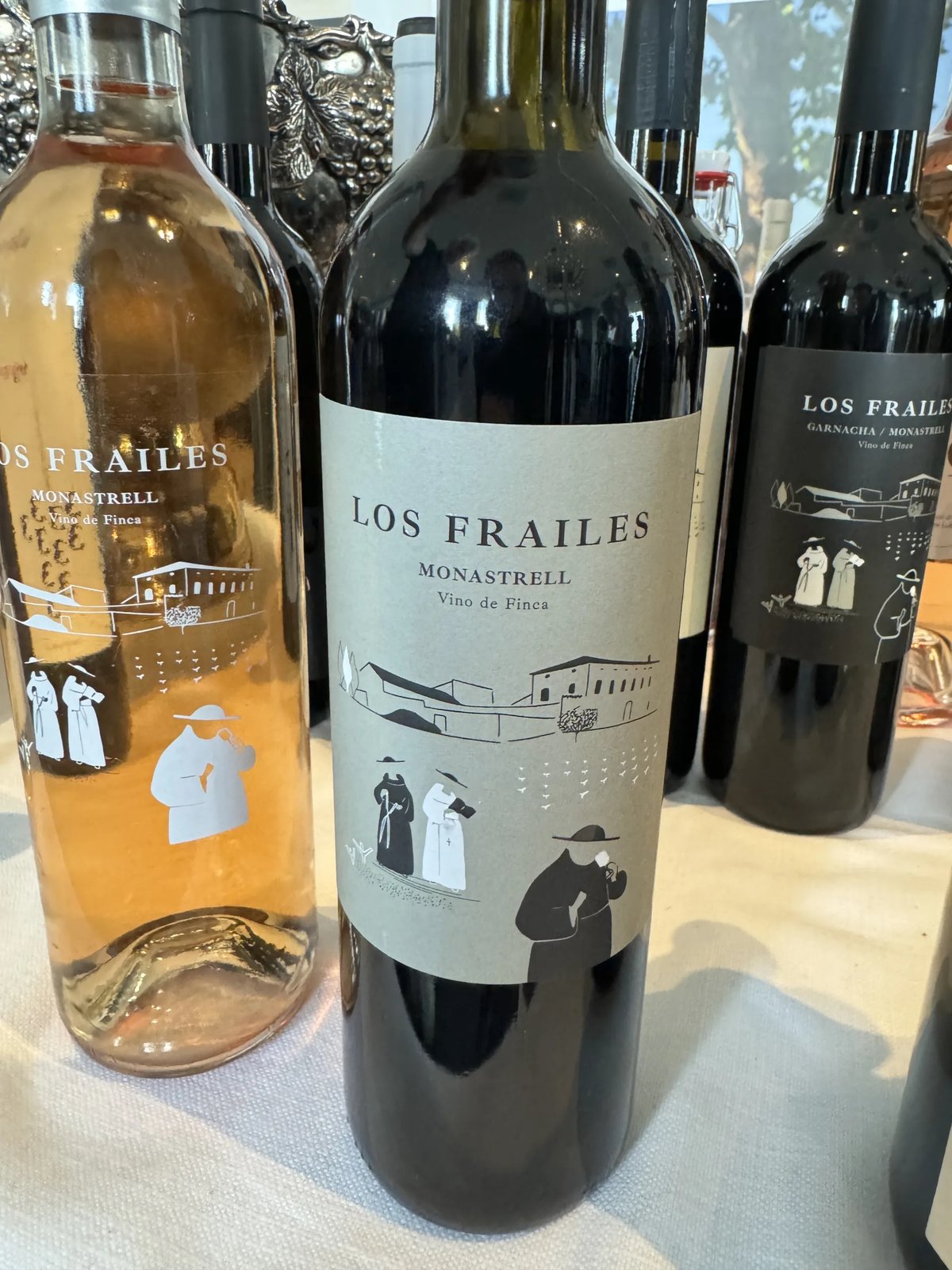 Flessen Casa Los Frailes Monastrell rosé en rood met monniken op het etiket