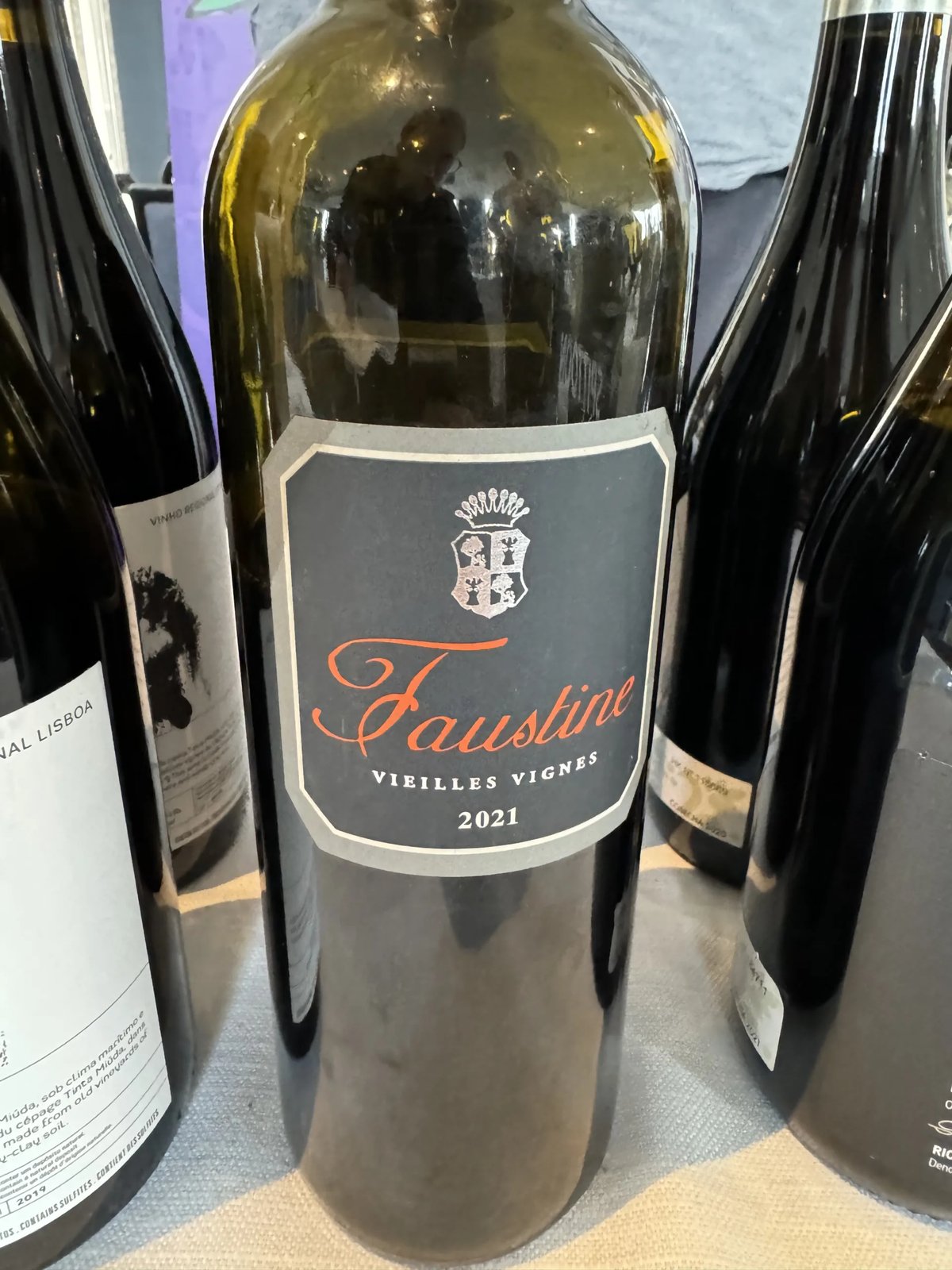 Fles Faustine Vieilles Vignes 2021 rode wijn op een proeftafel tussen andere flessen