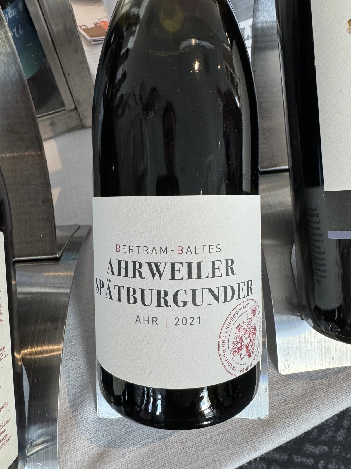 Fles Bertram-Baltes Ahrweiler Spätburgunder 2021 op een metalen proefstand