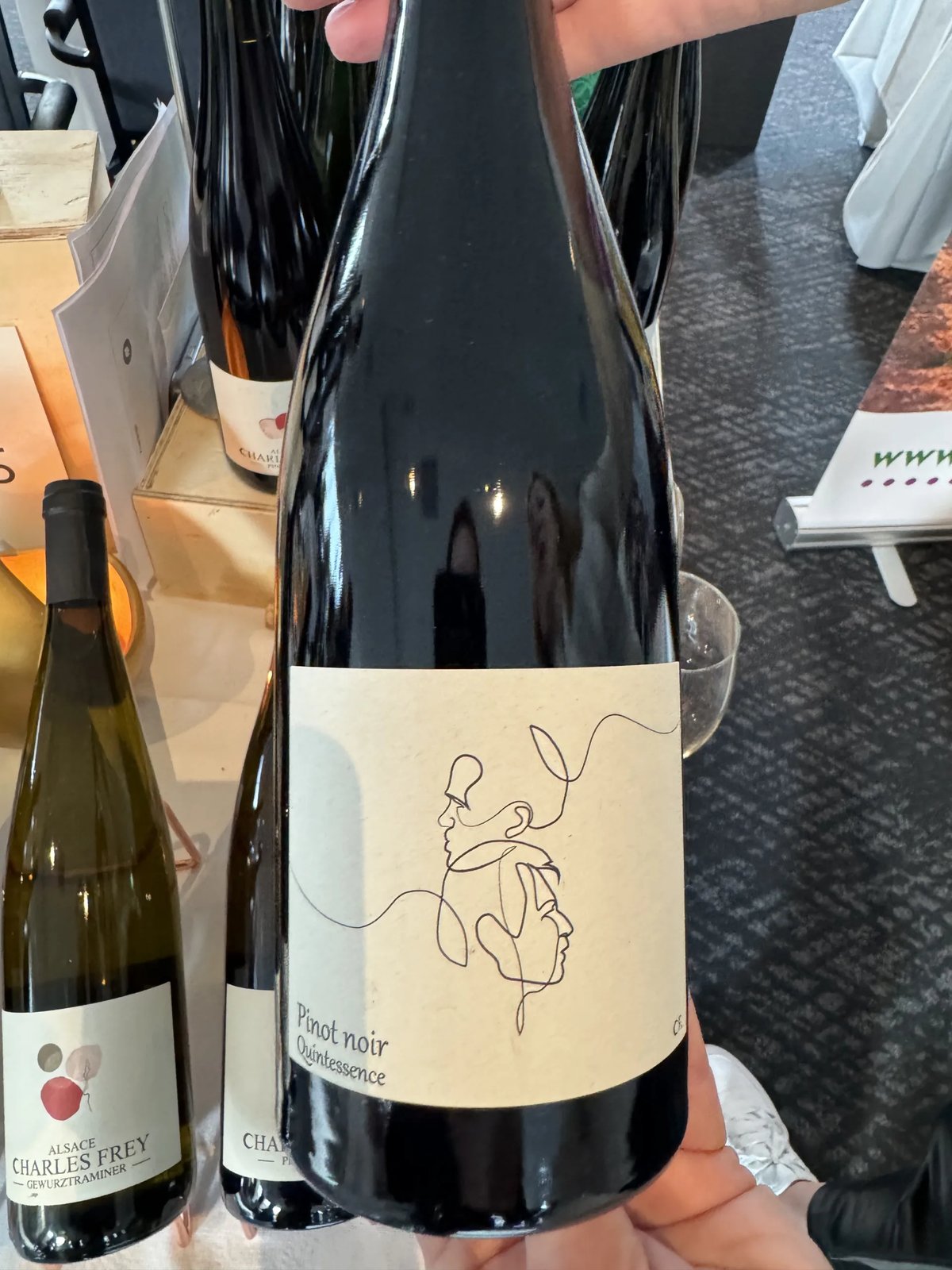 Fles Charles Frey Pinot Noir Quintessence met lijntekening op het etiket