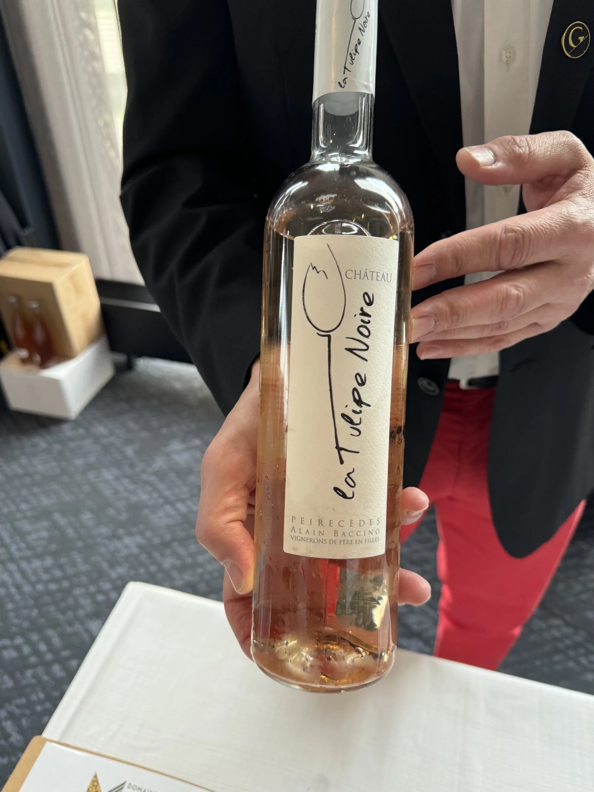 Fles Josmeyer Chante Pinot met een zwart-witfoto van drie kinderen op het etiket