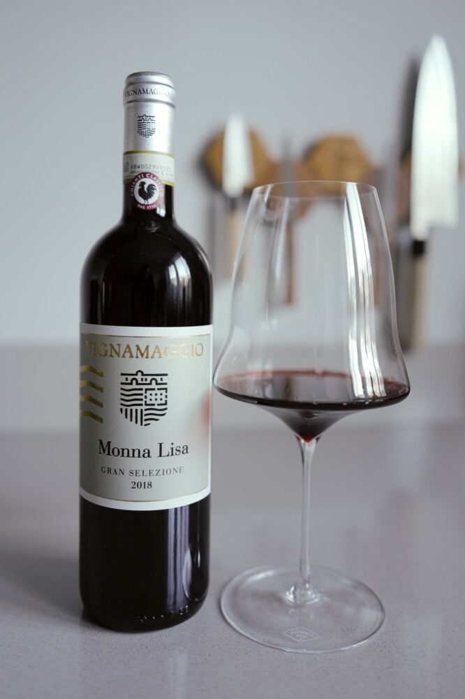 Fles Vignamaggio Monna Lisa Gran Selezione 2018 naast een glas rode wijn