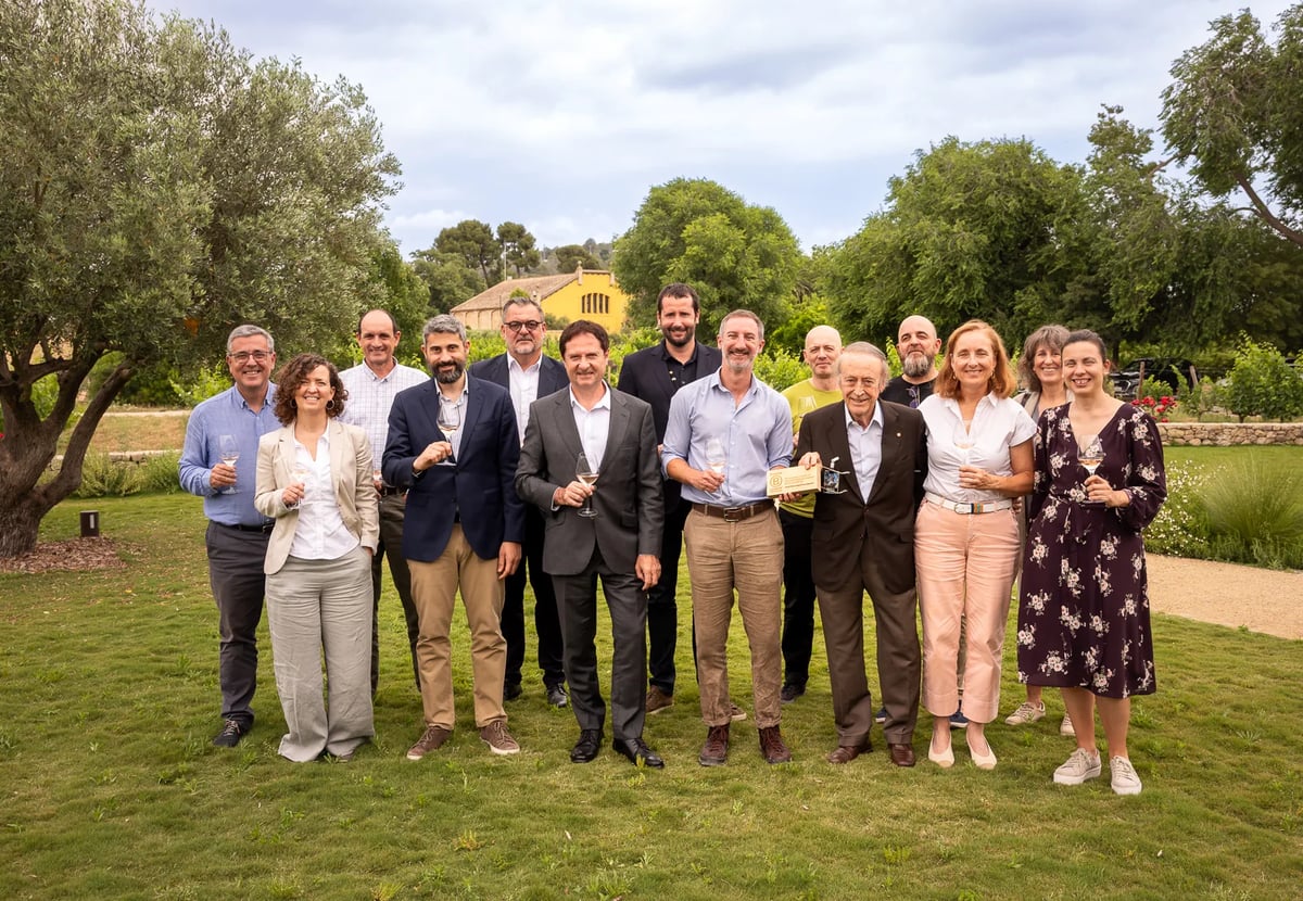 De familie en medewerkers van Familia Torres bij de uitreiking van de B Corp-certificering in de wijngaard in Penedès