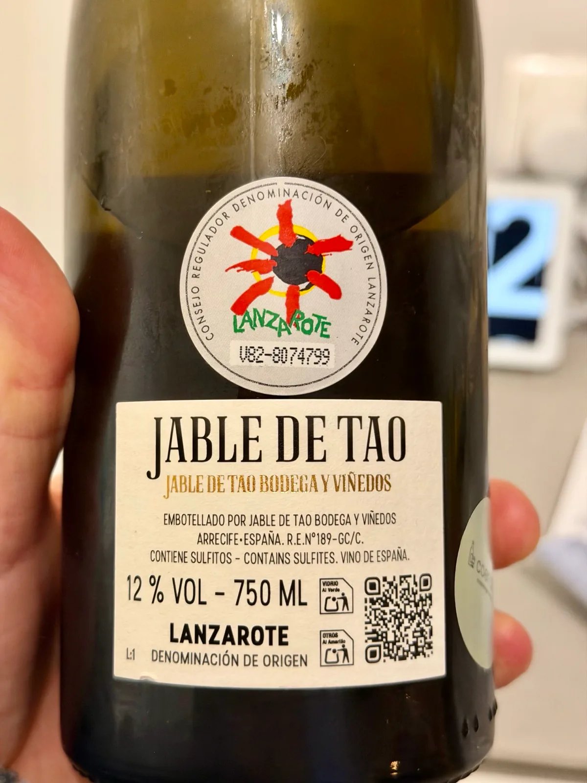 Het backlabel met DO Lanzarote zegel, 12% vol en de tekst Embotellado por Jable de Tao Bodega y Viñedos, Arrecife