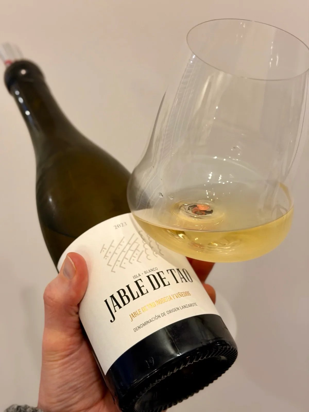 Glas Jable de Tao Blanco 2023 voor de fles op een witte achtergrond