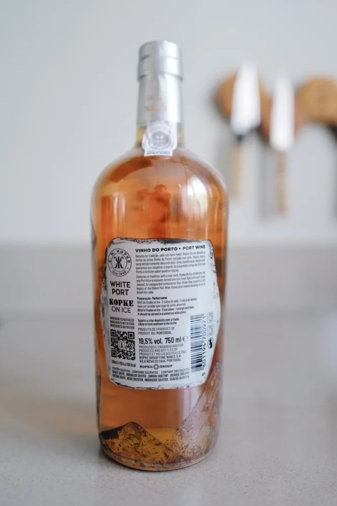 Achteretiket van Kopke On Ice met de serveerinstructie en 19,5 procent alcohol