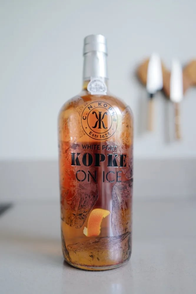 Fles Kopke On Ice van voren, met het rode etiket en de gouden kleur van de witte port