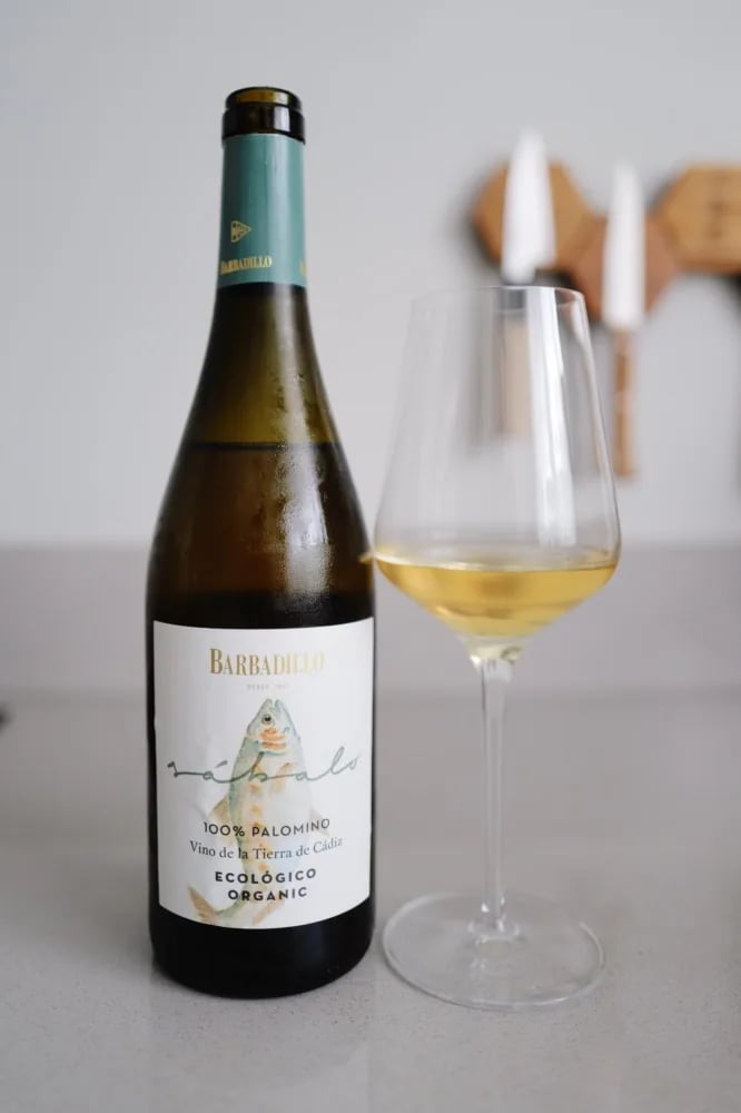 Fles Barbadillo Sábalo naast een glas lichtgele wijn