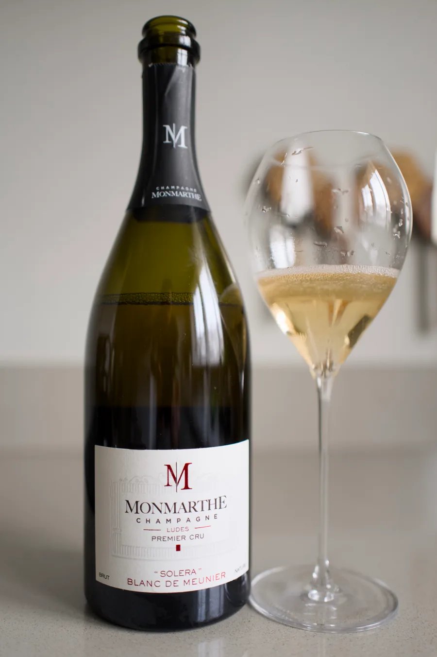 Fles Champagne Monmarthe Solera Blanc de Meunier met een glas
