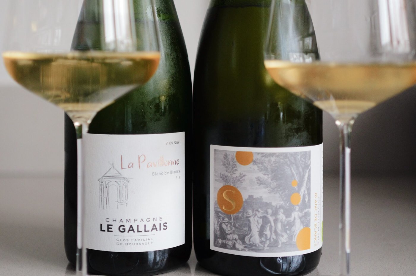 Fles Crémant d'Alsace naast Champagne glas voor een blind proeftest op prijs-kwaliteit