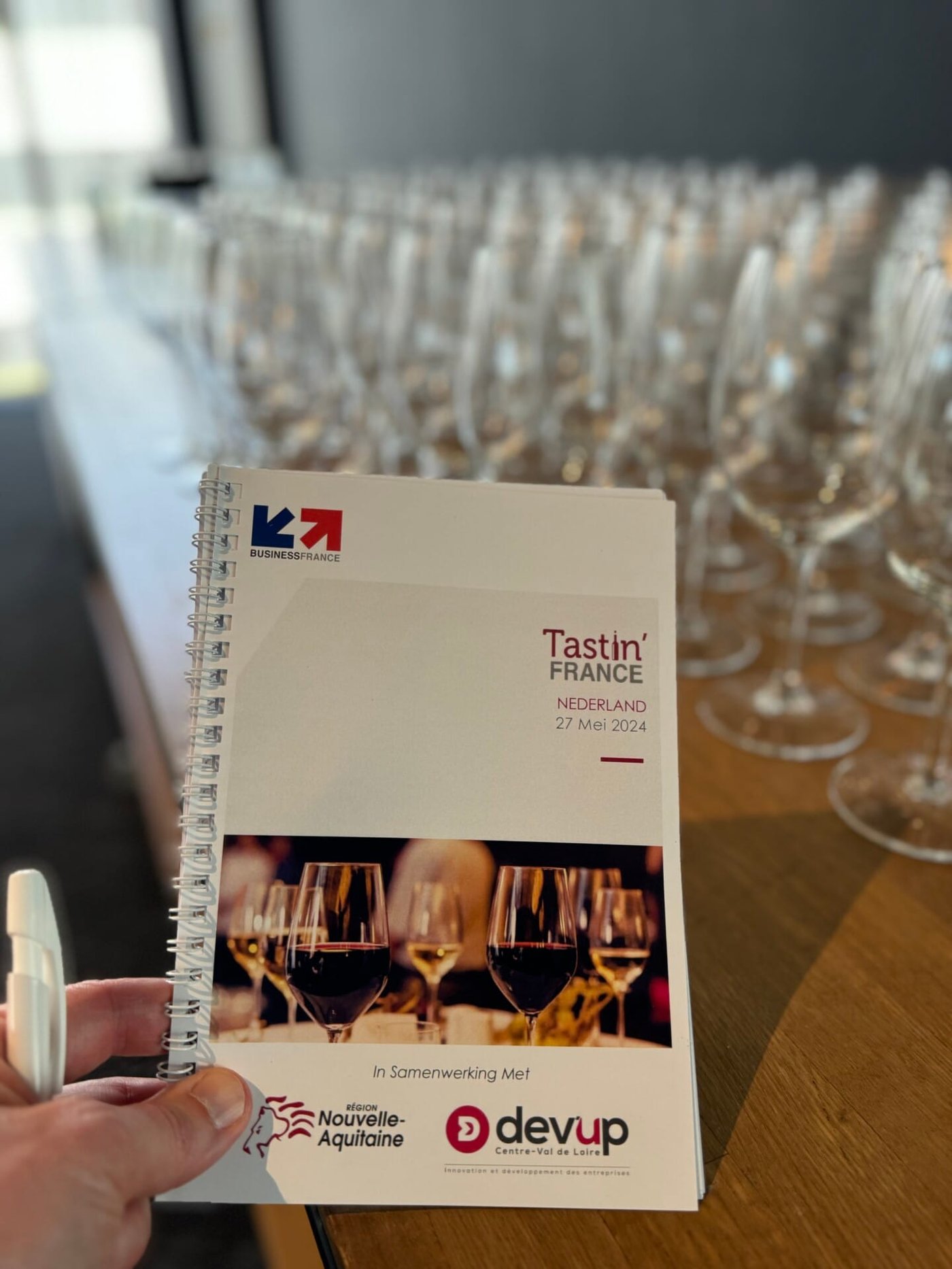 Glazen met Franse wijnen op een proeftafel tijdens Tastin' France 2024 in Amsterdam.