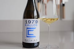 Fles 1979 Kalos Thalassino 2022 Griekse retsina met kustbos op de achtergrond