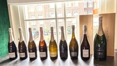 Axel Gillery schenkt AR Lenoble champagne tijdens Perswijn masterclass