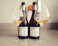 Patis Pluriel champagneflessen op een tafel in de Marne Valley