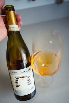 Fles Albana DOCG witte wijn uit Emilia-Romagna, Italië