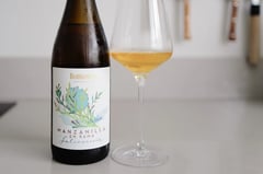 Fles Barbadillo Salicornia Manzanilla en Rama naast een glas goudgele manzanilla