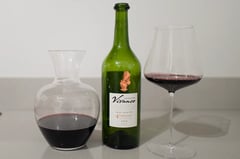 Fles Colección Vivanco 4 Varietales 2019 Rioja naast karaf en glas rode wijn