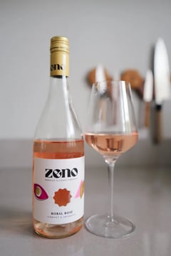 Fles Zeno Bobal Rosé alcoholvrije rosé naast een glas