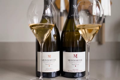 Twee cuvées van Champagne Monmarthe, Le Nid d'Agace en Solera Blanc de Meunier, met glazen