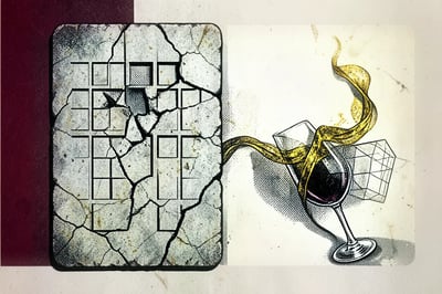 Gebarsten stenen tablet met lege vakjes naast een wijnglas waaruit een gouden lint stroomt, illustratie over wijnscores
