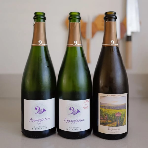 Drie flessen B. Girardin naast elkaar: Appoggiature Brut, Appoggiature Hors du Temps en La Roie uit 2023