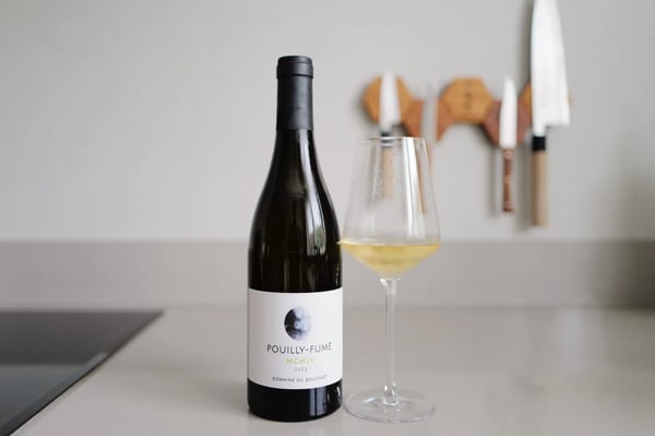 Fles Pouilly-Fumé MCMLV 2023 van Domaine du Bouchot naast een ingeschonken glas
