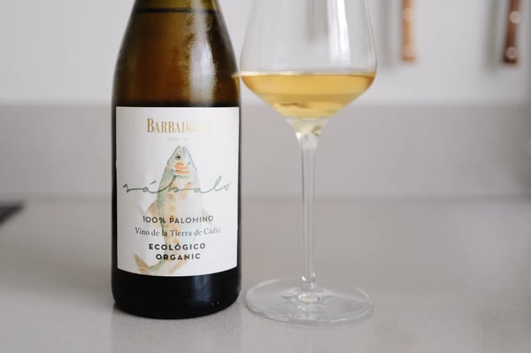 Fles Barbadillo Sábalo naast een glas lichtgele wijn