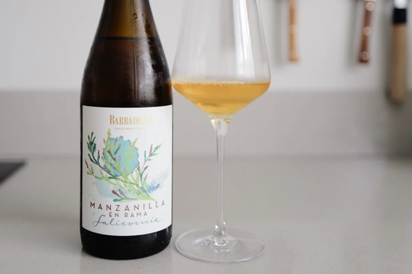Fles Barbadillo Salicornia Manzanilla en Rama naast een glas goudgele manzanilla