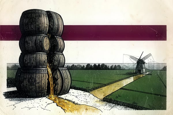 Brutalistische illustratie van een gestapelde solera van sherryvaten die openbreekt, met amberkleurige wijn die door een sloot over een Nederlandse polder naar een molen stroomt, onder een wijnrode band